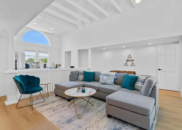 Stylish Phoenix Townhome - Foosball Table, Laundry, Parking!