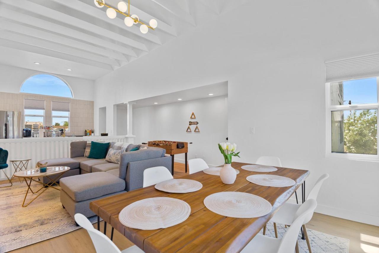 Feriehus Stylish Townhome - Foosball Table, Laundry, Parking! Phoenix