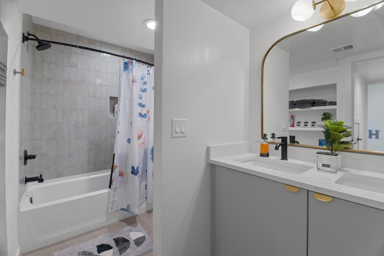 Stylish Townhome - Foosball Table, Laundry, Parking! Feriehus