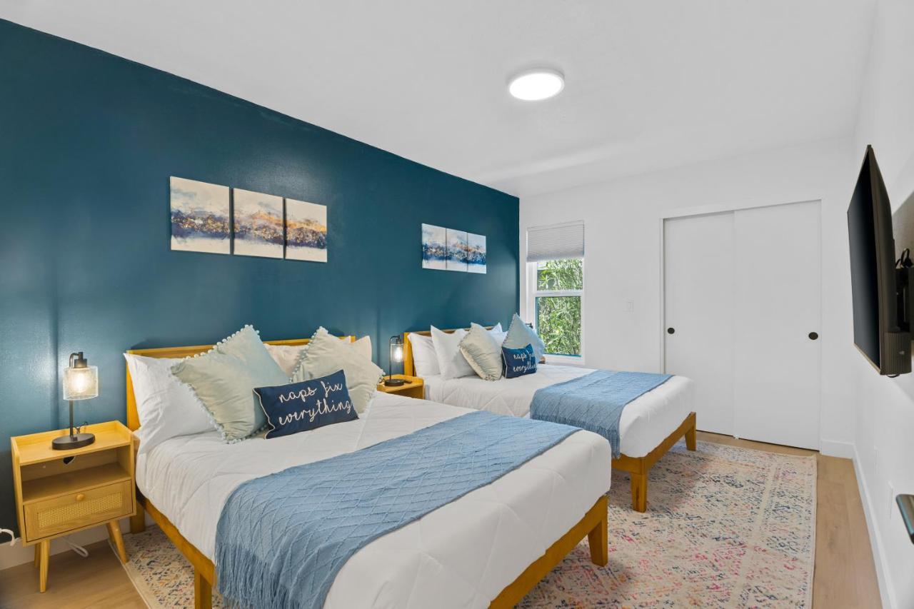 Stylish Townhome - Foosball Table, Laundry, Parking! Feriehus *