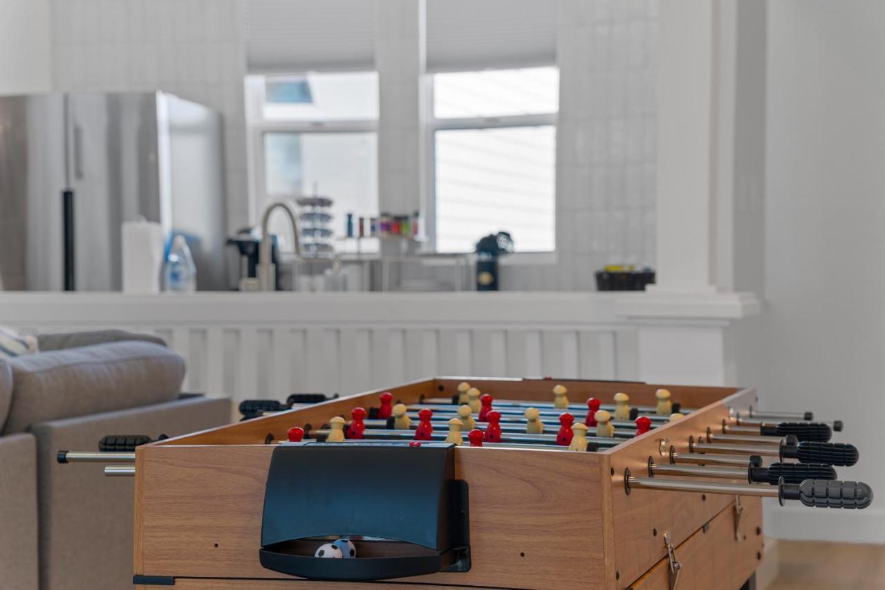 Feriehus Stylish Townhome - Foosball Table, Laundry, Parking!