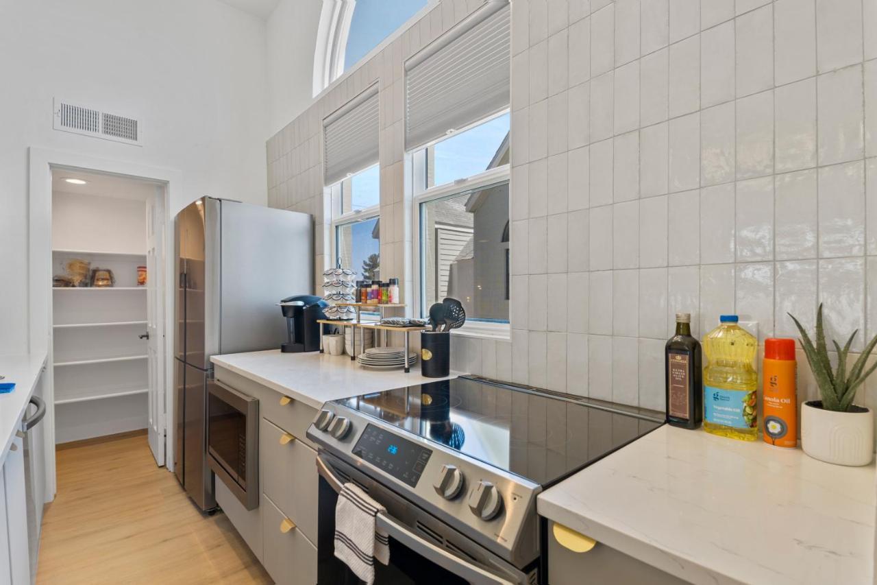 Feriehus Stylish Townhome - Foosball Table, Laundry, Parking! Phoenix